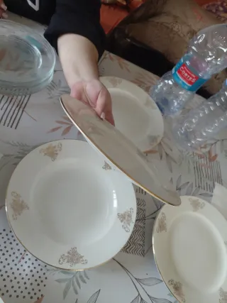 12 Platos de cerámica con borde dorado