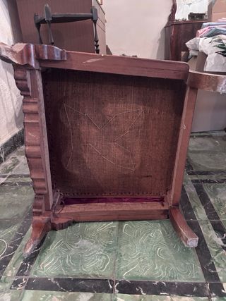 Sillón de madera con tapizado floral