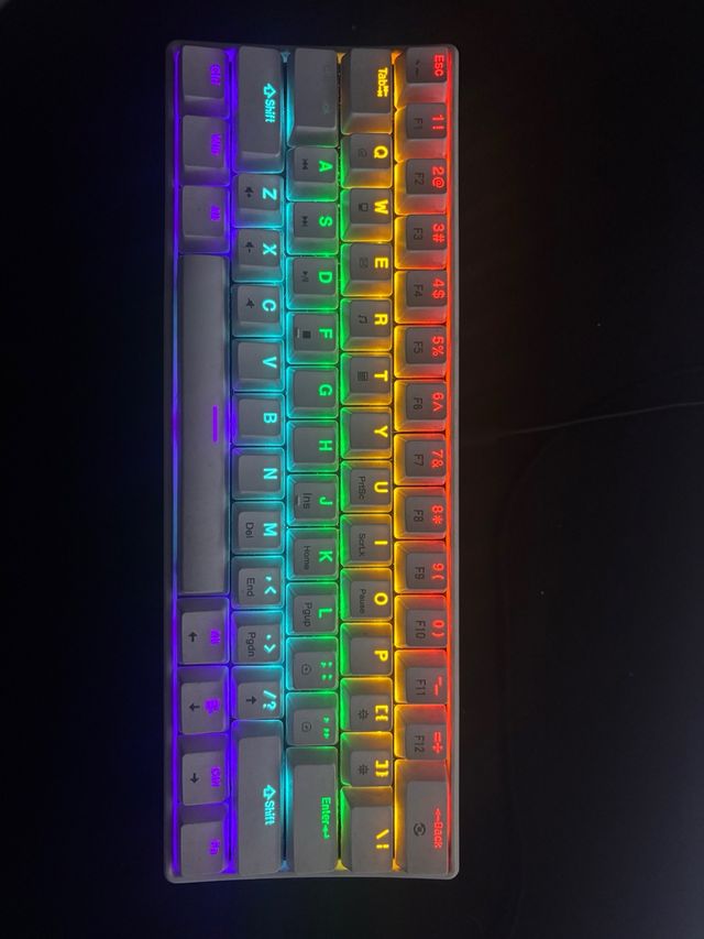 Teclado compacto con diseño 60% y iluminación RGB personalizable