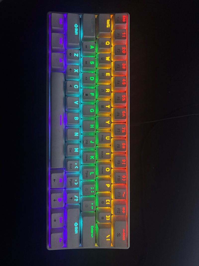 Teclado compacto con diseño 60% y iluminación RGB personalizable