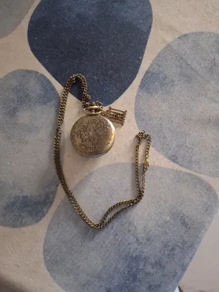 Reloj de bolsillo dorado con cadena
