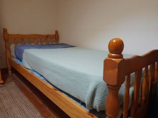 2 Camas de Madera, colchones inclusive.