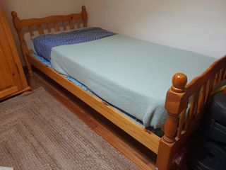 2 Camas de Madera, colchones inclusive.