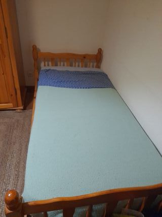 2 Camas de Madera, colchones inclusive.