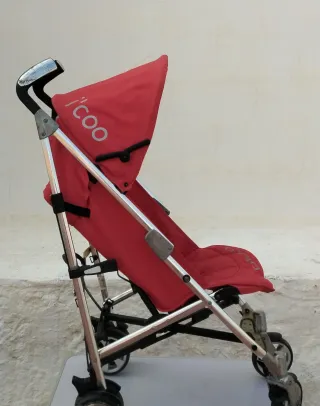 Cochecito de bebé rojo