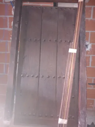 Puerta antigua de madera con remaches