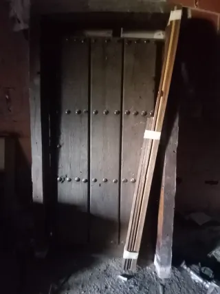 Puerta antigua de madera con remaches