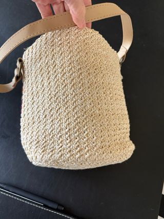 Bolso de rafia con detalles coloridos