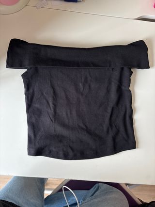 Top negro hombros descubiertos