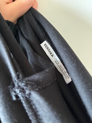 Top negro hombros descubiertos