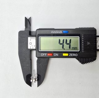 Pendiente de oro blanco de 18k. Peso: 2.27 g.