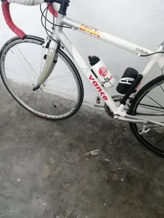 Bicicleta de carretera blanca