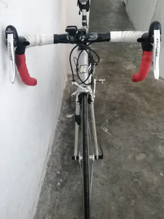 Bicicleta de carretera blanca