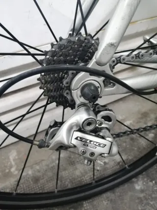 Bicicleta de carretera blanca