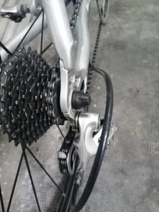 Bicicleta de carretera blanca