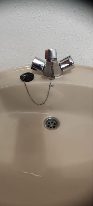 Mueble de lavabo con lavabo y grifo