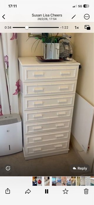 Cómoda alta de madera blanca