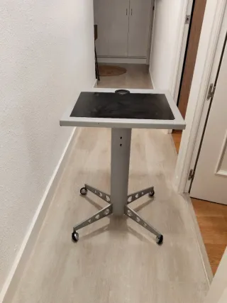 Mesa auxiliar con ruedas