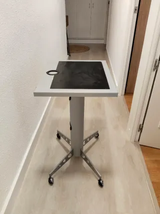 Mesa auxiliar con ruedas