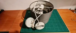 Lámpara de techo gris de 3 capas circular.