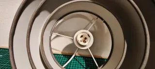 Lámpara de techo gris de 3 capas circular.