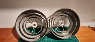 Lámpara de techo gris de 3 capas circular.