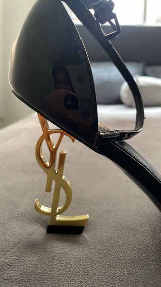 Tacones Saint Laurent Negro y Dorado