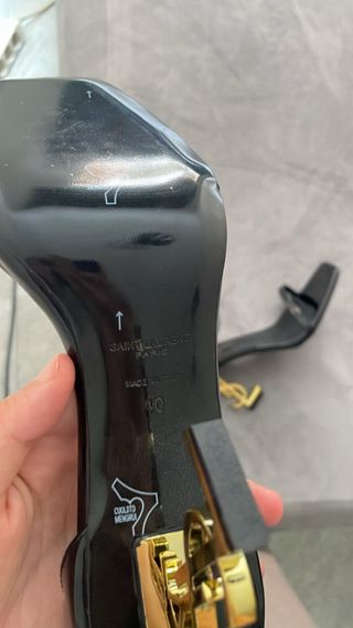 Tacones Saint Laurent Negro y Dorado