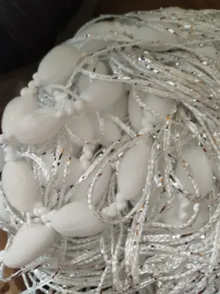 Cortinas de hilos plateadas y blancas