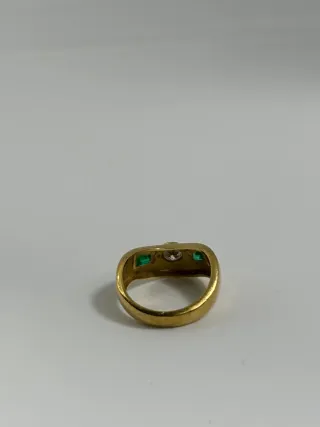 Sortija oro amarillo con diamante y esmeraldas