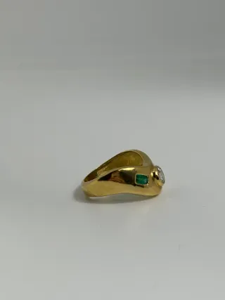 Sortija oro amarillo con diamante y esmeraldas