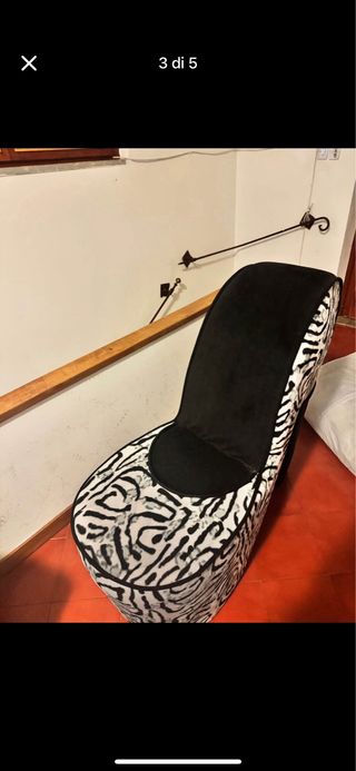 Sedia a forma di tacco alto