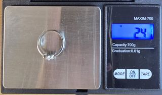 Anillo de oro blanco de 18k. Peso: 2.41gr