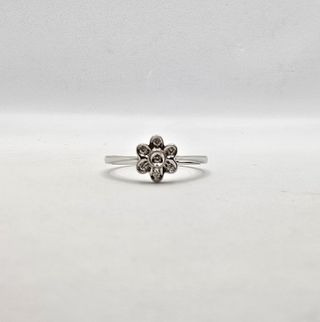 Anillo de oro blanco de 18k. Peso: 2.41gr