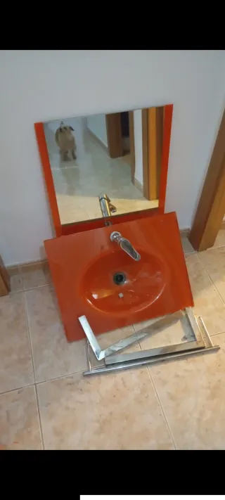 Lavabo naranja con grifo y tapón nuevo