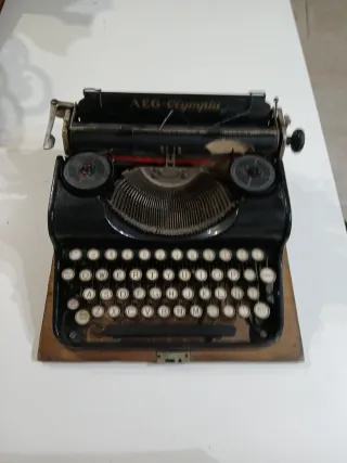 Máquina de escribir AEG Olympia antigua
