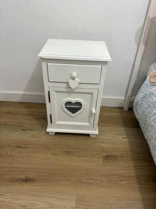Cabecero y mesita de noche blancos