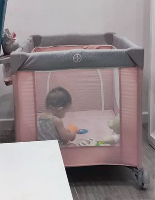 Cuna de viaje rosa y gris
