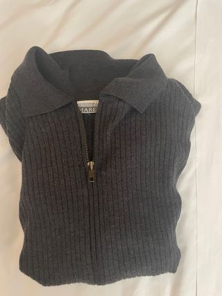 Camisa de cuello gris con cremallera