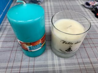 Vela turquesa y vela de vaso blanca