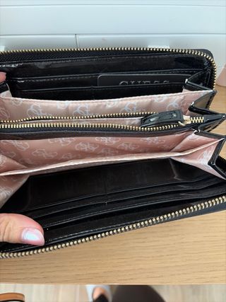 Cartera Guess charol negra