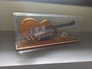 Miniatura Guitarra Eléctrica Dorada