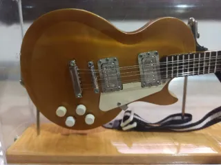 Miniatura Guitarra Eléctrica Dorada