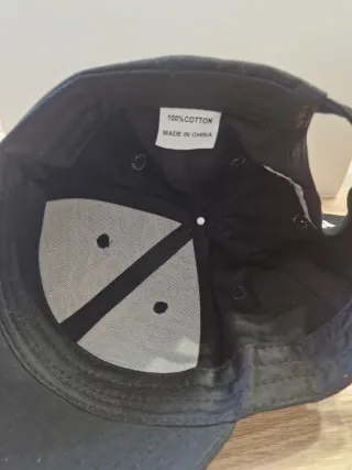 Gorra negra con diseño de casco Samurai