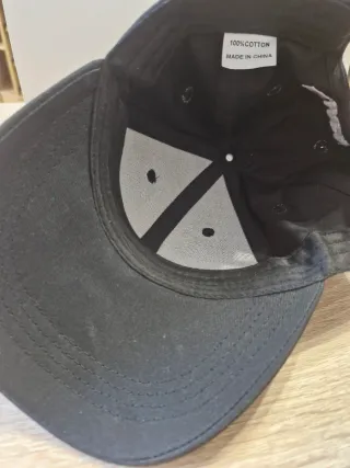 Gorra negra con diseño de casco Samurai
