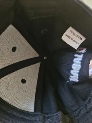 Gorra negra con diseño de casco Samurai