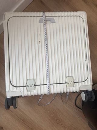 Maleta de viaje beige y plateada