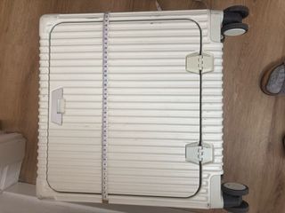 Maleta de viaje beige y plateada