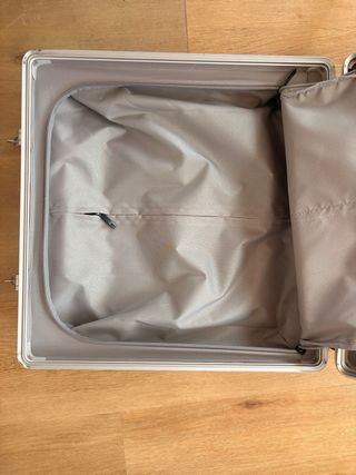 Maleta de viaje beige y plateada