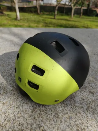 Casco Btwin bici negro y amarillo